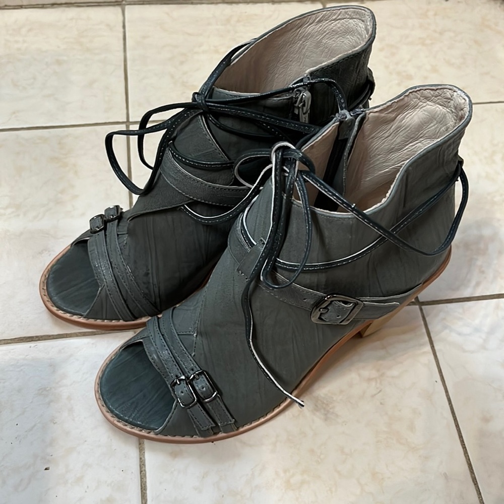 Plomo Handmade Italian Leather Ankle Boot Sandals
Size 37 (Brand New)